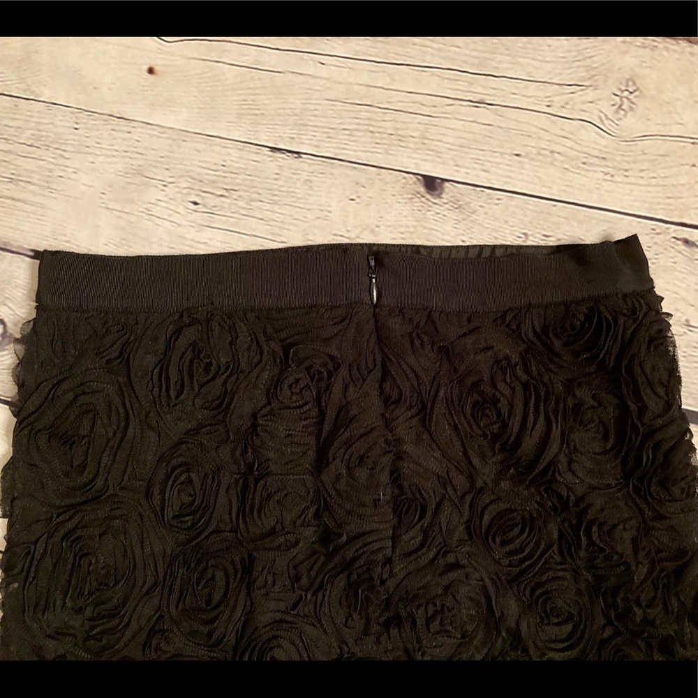 Woman’s Black Skirt, Size 8, layered rosettes - Picture 3 of 6